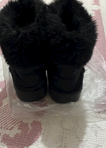 Siyah Kürklü Kadın Bot - Görsel 2