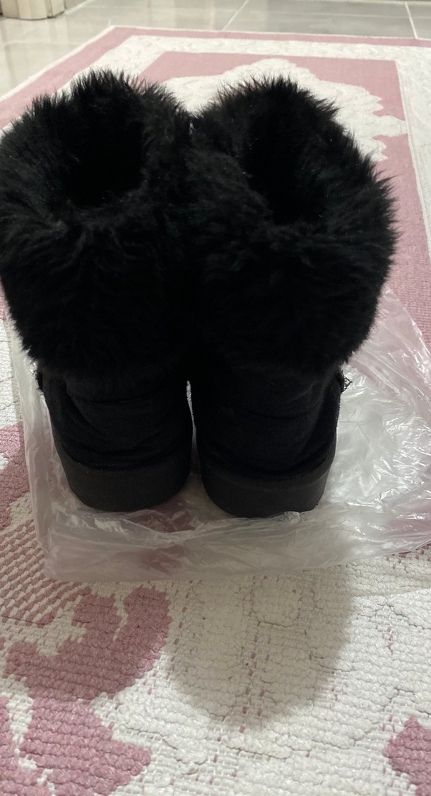 Siyah Kürklü Kadın Bot - Görsel 2