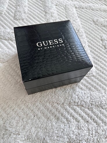 Guess saat kutusu