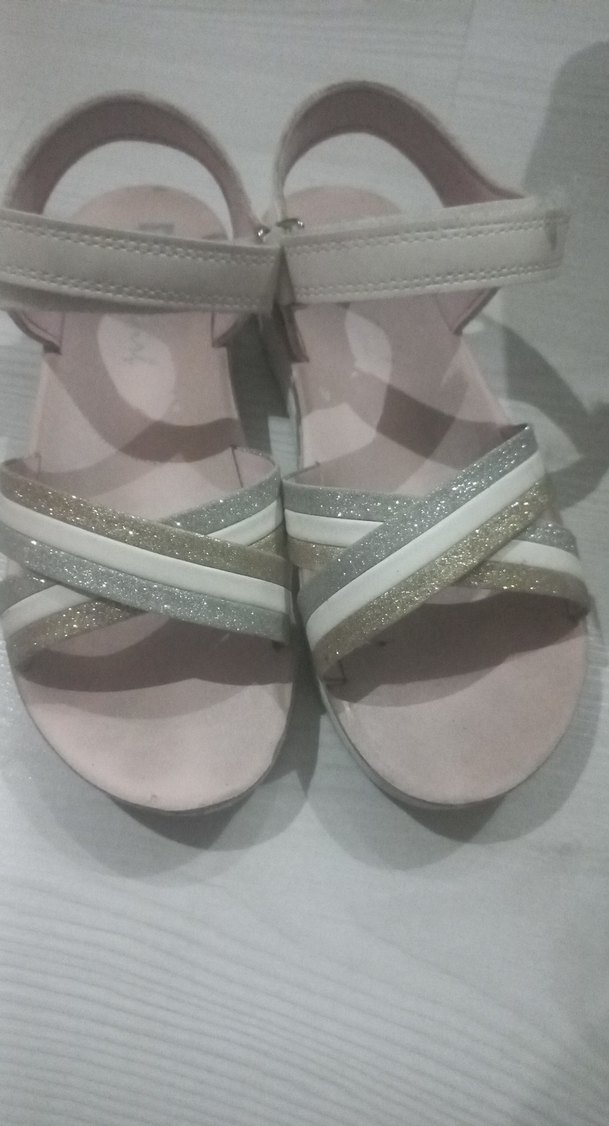 Beyaz Tokalı Kız Çocuk Sandalet - Görsel 3