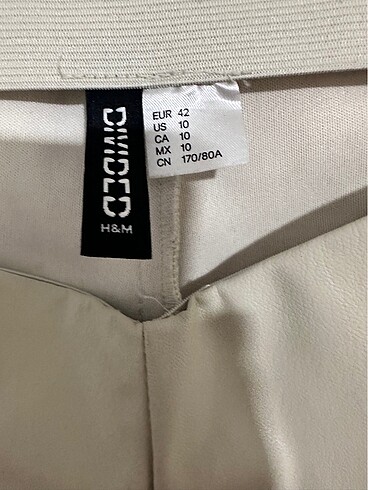H&M Yırtmaçlı detaylı İspanyol paça deri pantolon.