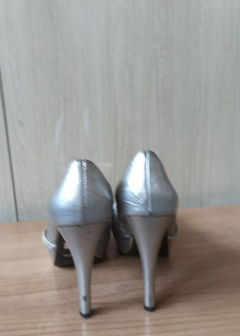 38 Beden Diger Gri Metal Tokalı Yüksek Topuklu Kadın Ayakkabı