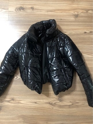 Parlak şişme mont