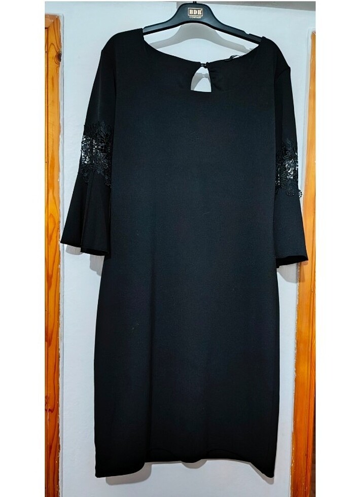 Kolları Volanlı ve Nakışlı Siyah Elbise - Görsel 2