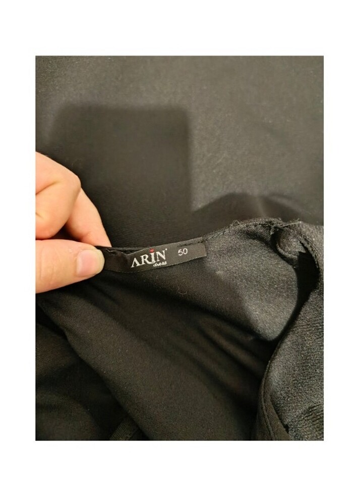 Kolları Volanlı ve Nakışlı Siyah Elbise - Görsel 3