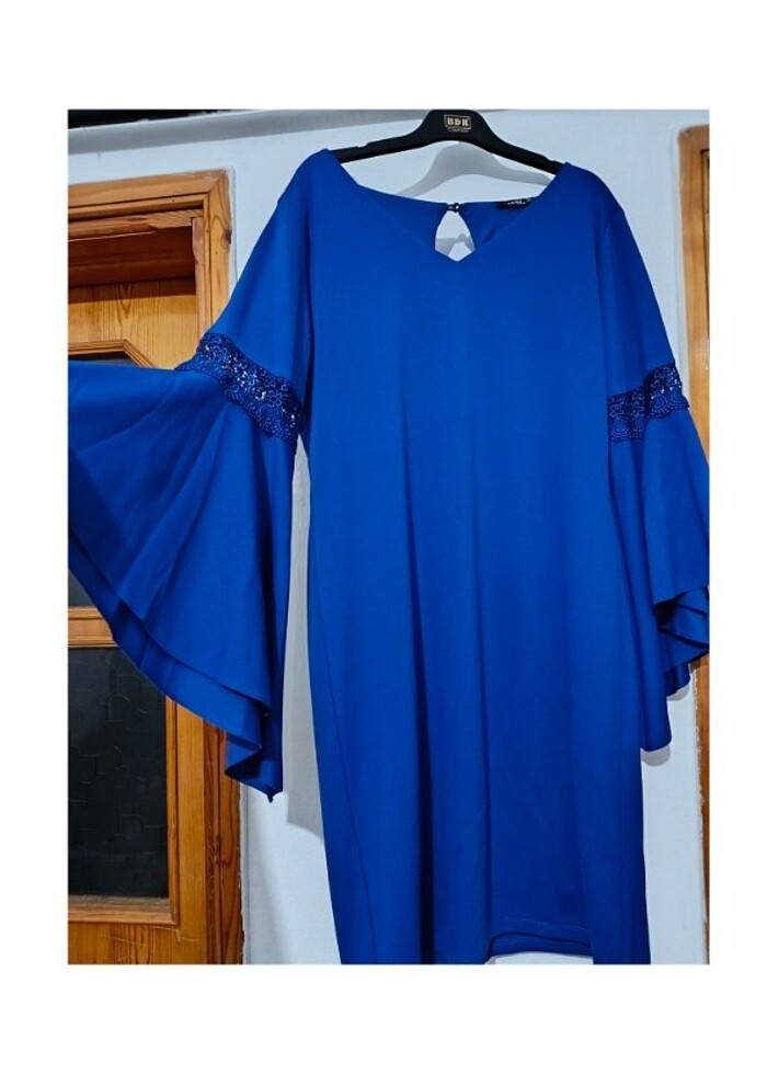 Kollar Volanlı Nakışlı Lacivert Elbise - Görsel 4