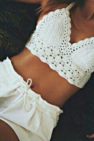 El örgüsü beyaz bikini üstü