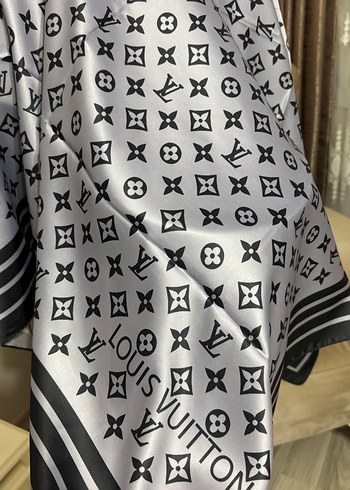 LOUIS VUITTON İPEK TWILL EŞARP - Görsel 3