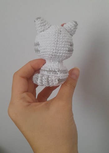 El Yapımı Beyaz ve Gri Amigurumi Kedi Oyuncak - Görsel 3