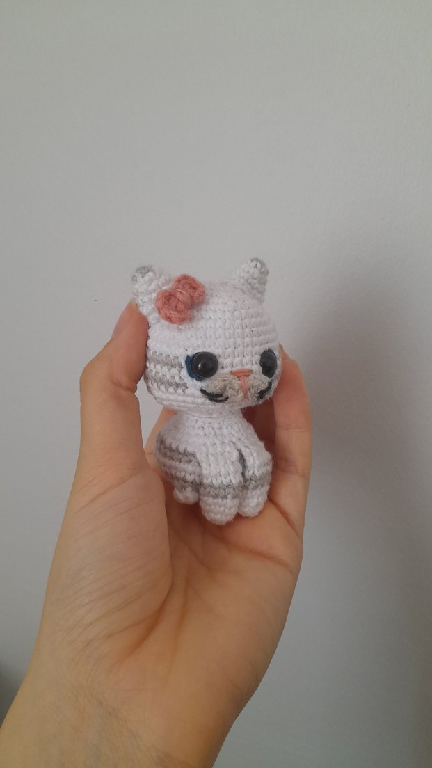 El Yapımı Beyaz ve Gri Amigurumi Kedi Oyuncak - Görsel 2