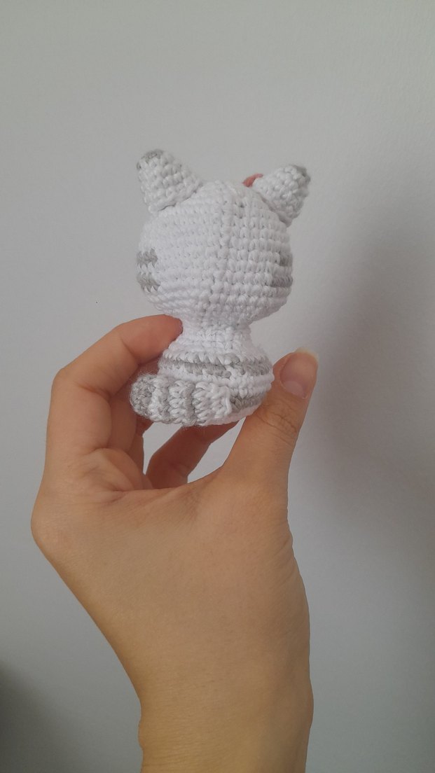 El Yapımı Beyaz ve Gri Amigurumi Kedi Oyuncak - Görsel 3