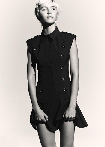 KISA VATKALI FIRFIRLI ELBİSE - Görsel 6