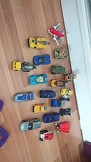 Metal ve plastik arabalar