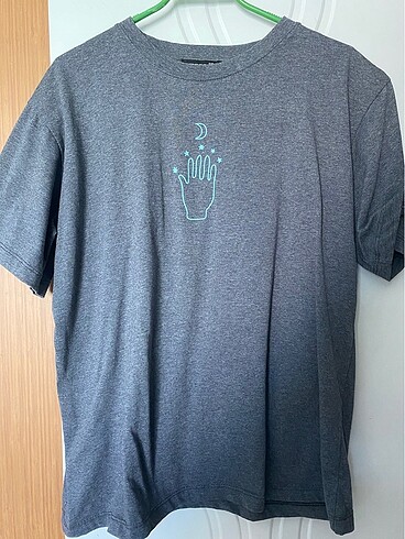 Sırtı baskılı tshirt