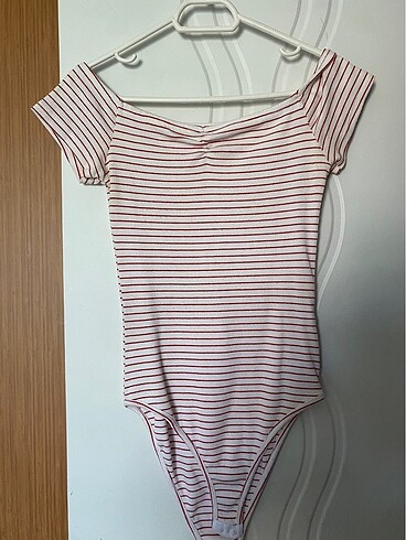 Çizgi desenli bodysuit