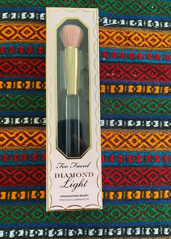Too Faced Diamond Light Aydınlatıcı Fırça