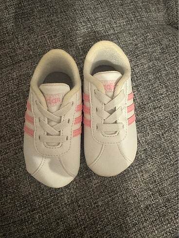 19 Beden beyaz Renk Adidas bebek patiği