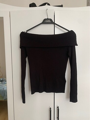 m Beden siyah Renk H&M omuz dekoltesi olan ince yumuşacık triko.DEFOSU YOK KUSURSUZ