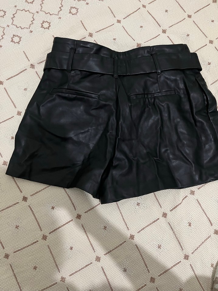 Zara Kemerli Siyah Deri Mini Şort - Görsel 2