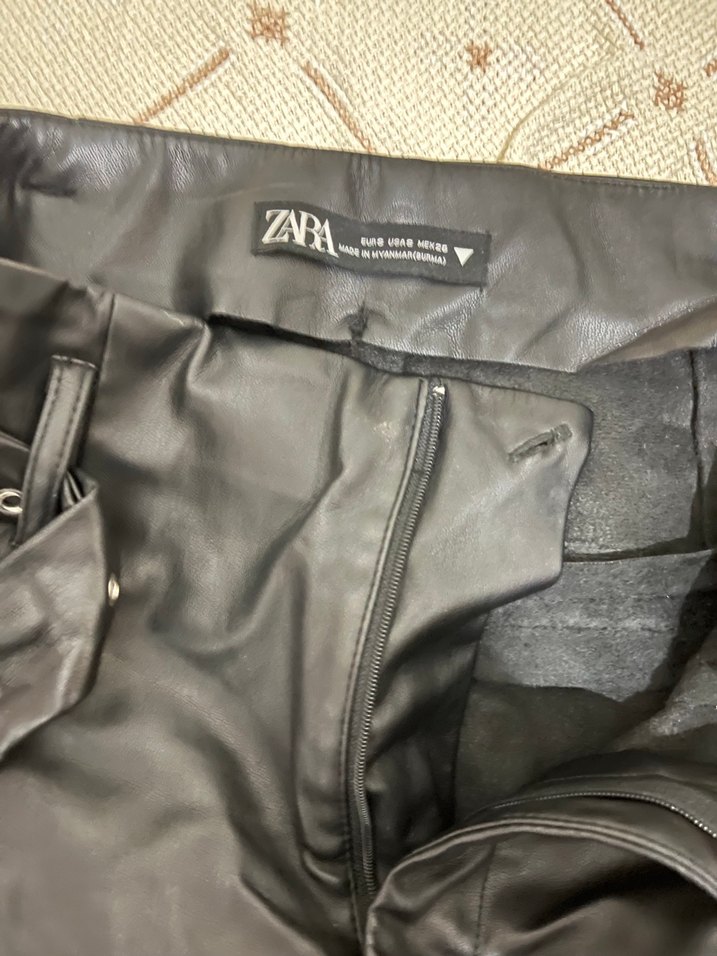 Zara Kemerli Siyah Deri Mini Şort - Görsel 3
