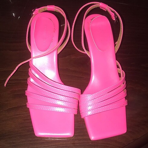 Pembe ayakkabı