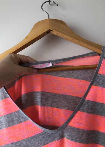 V Yaka Kısa Kollu Çizgili Tişört - Görsel 2