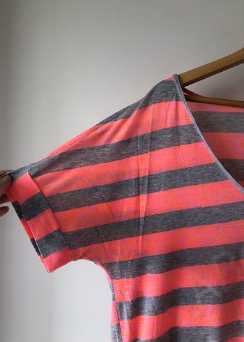 V Yaka Kısa Kollu Çizgili Tişört - Görsel 3