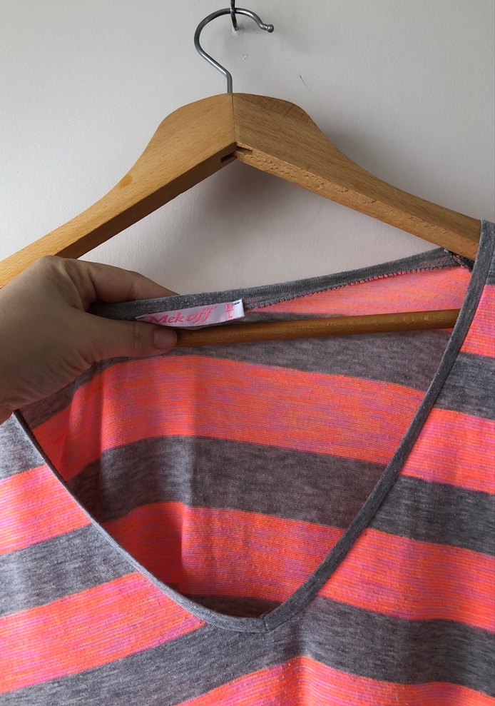 V Yaka Kısa Kollu Çizgili Tişört - Görsel 2