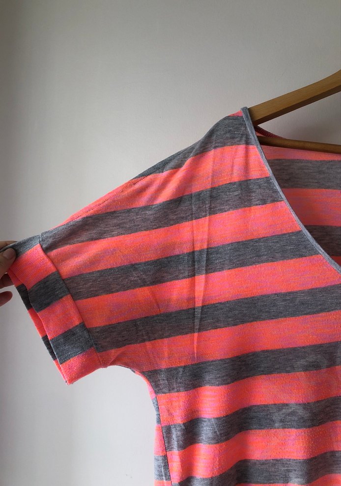 V Yaka Kısa Kollu Çizgili Tişört - Görsel 3