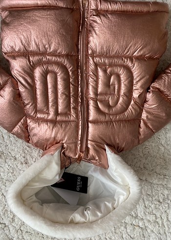 Guess Kız Çocuk Pembe Parlak Kapüşonlu Mont - Görsel 5
