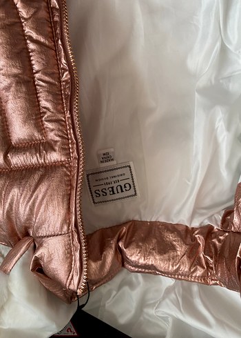 Guess Kız Çocuk Pembe Parlak Kapüşonlu Mont - Görsel 4