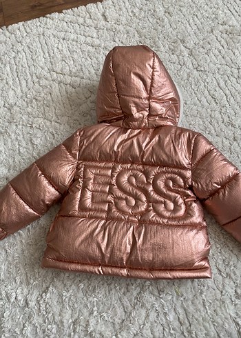 Guess Kız Çocuk Pembe Parlak Kapüşonlu Mont - Görsel 3