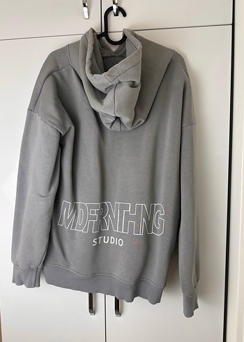 Gri Kapüşonlu Modern Baskılı Sweatshirt - Görsel 3