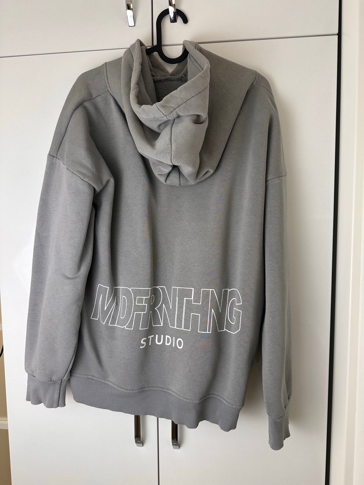 Gri Kapüşonlu Modern Baskılı Sweatshirt - Görsel 3