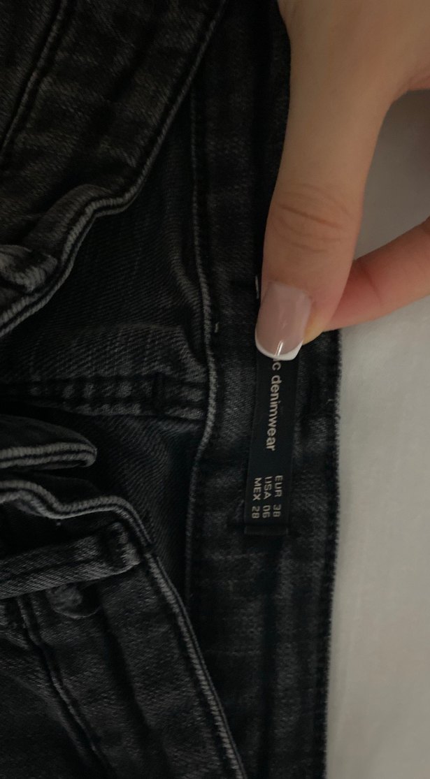 Kadın Siyah Kemerli Dar Kesim Kot Pantolon - Görsel 4