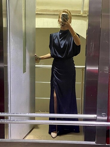 Dik yaka vatkalı gece elbisesi