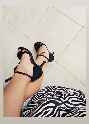 Siyah topuklu sandalet