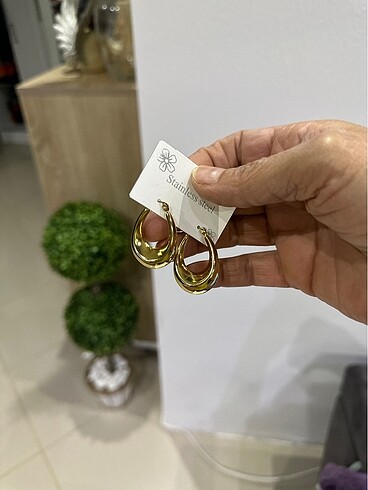 Altın rengi küpe