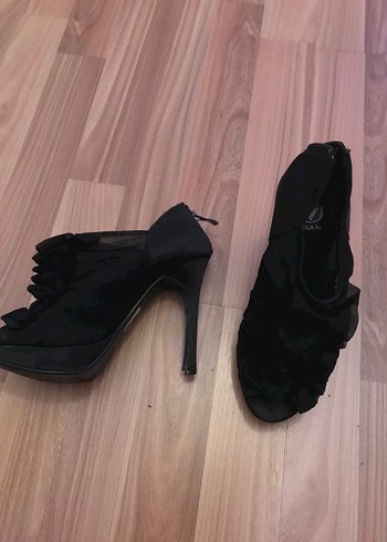 Siyah Gotik Fırfırlı Stiletto Topuklu Ayakkabı - Görsel 2