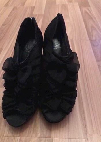 Siyah Gotik Fırfırlı Stiletto Topuklu Ayakkabı - Görsel 4