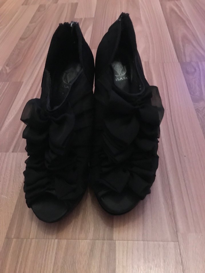 Siyah Gotik Fırfırlı Stiletto Topuklu Ayakkabı - Görsel 3