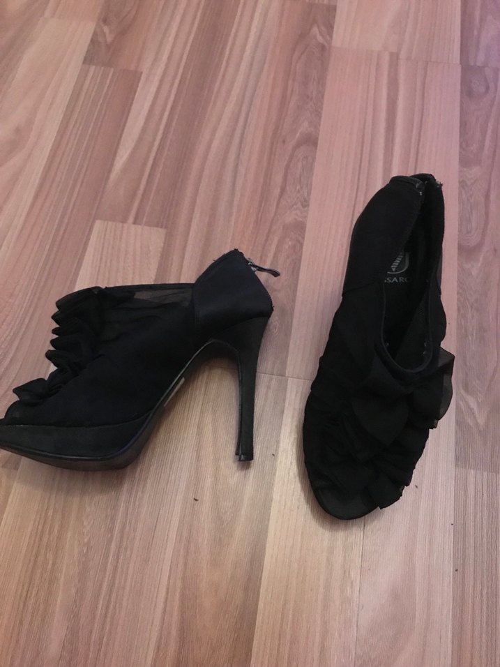 Siyah Gotik Fırfırlı Stiletto Topuklu Ayakkabı - Görsel 2