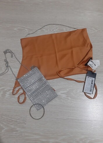Taş askılı saten crop ve taşlı çanta 
