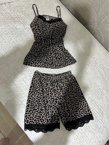Leopar şortlu pijama takımı