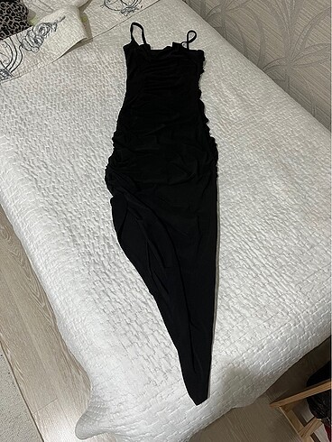 Büzgülü, yırtmaçlı dar elbise