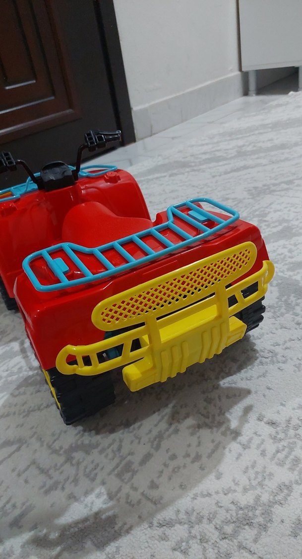 Renkli Kırmızı Oyuncak Araba - Görsel 3