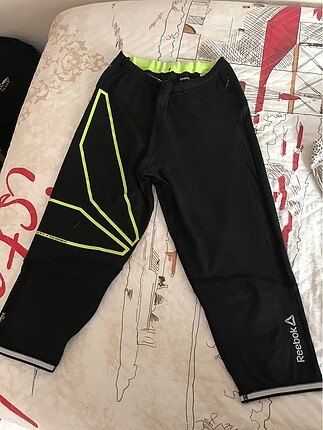 Reebok yarım, cepli sporcu taytı .