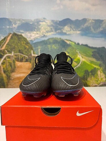 Nike Nike krampon orijinaldir.40 numaradır.Yeniden farksız iki kere g