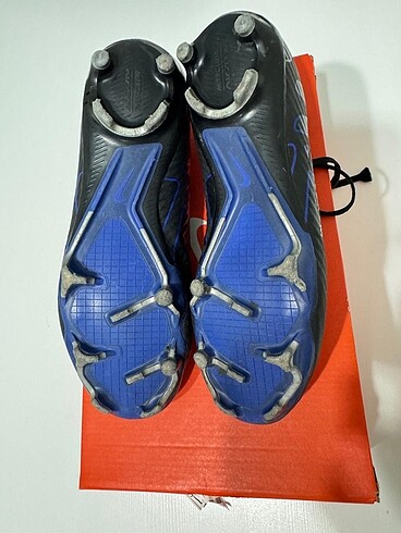 37 Beden siyah Renk Nike krampon orijinaldir.40 numaradır.Yeniden farksız iki kere g