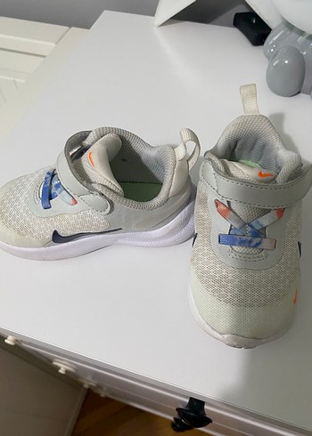 22 Beden NikeErkek Çocuk Gri Beyaz Cırtlı Spor Ayakkabı
